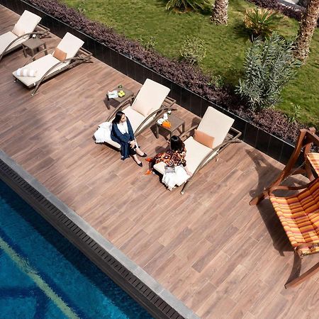 Movenpick Hotel And Residences Ριάντ Εξωτερικό φωτογραφία The swimming pool at the hotel