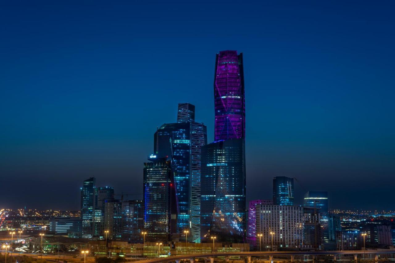 Movenpick Hotel And Residences Ριάντ Εξωτερικό φωτογραφία The Kingdom Centre, the second tallest building in the Middle East, is located in Riyadh.