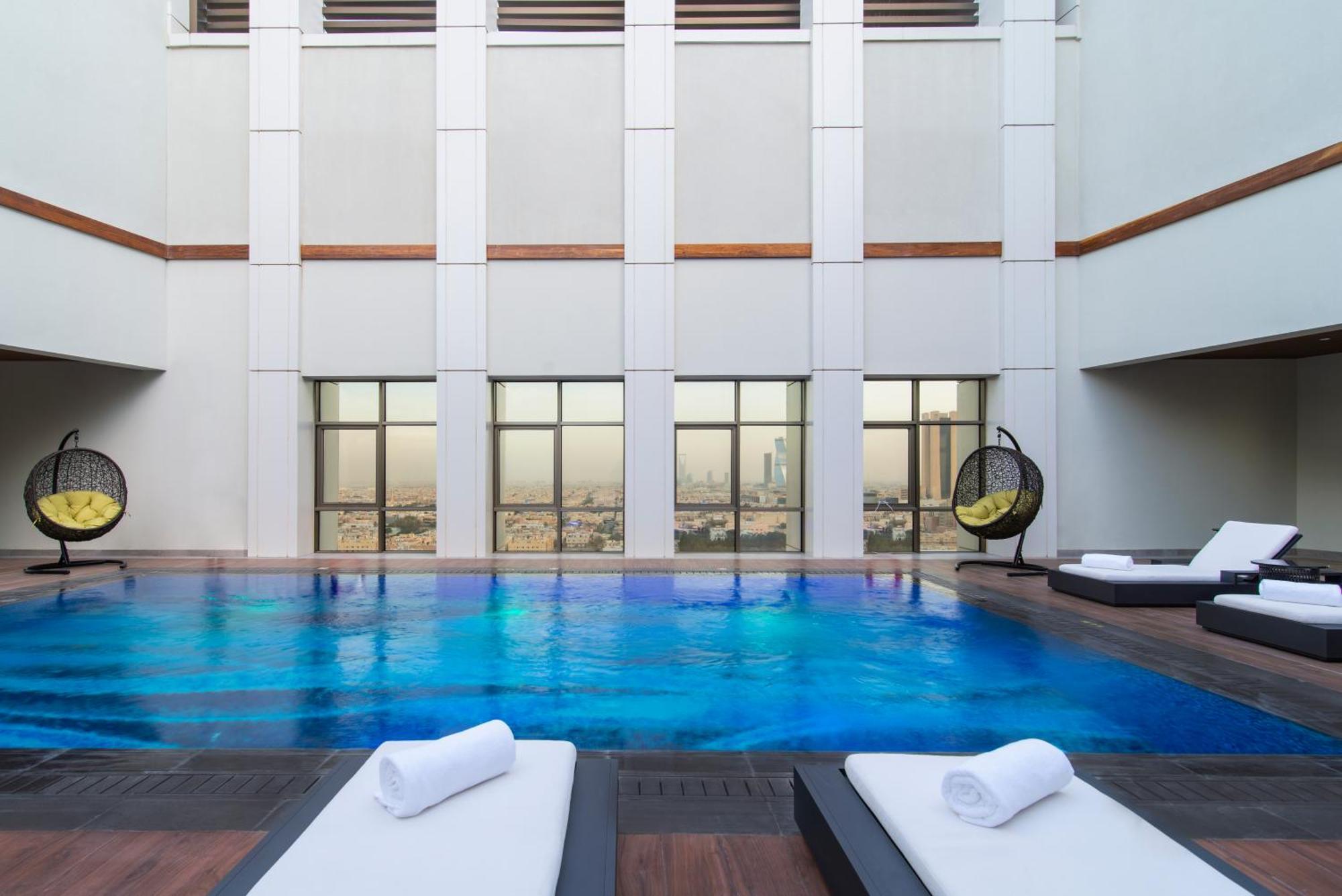Movenpick Hotel And Residences Ριάντ Εξωτερικό φωτογραφία The swimming pool at the hotel