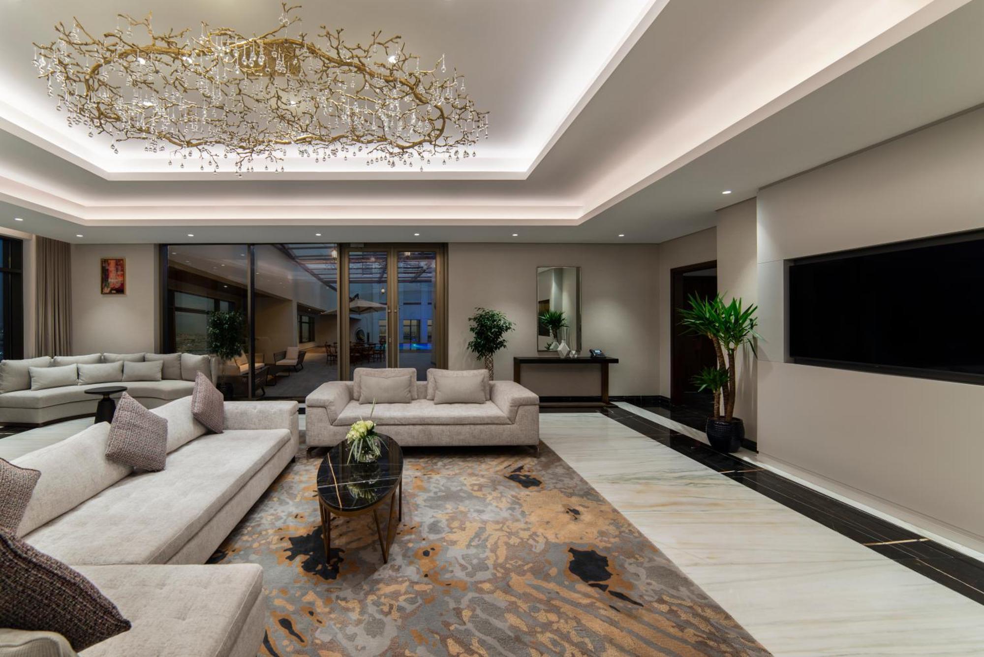 Movenpick Hotel And Residences Ριάντ Εξωτερικό φωτογραφία The interior of the 1000-square-metre (1,100-square-yard) penthouse