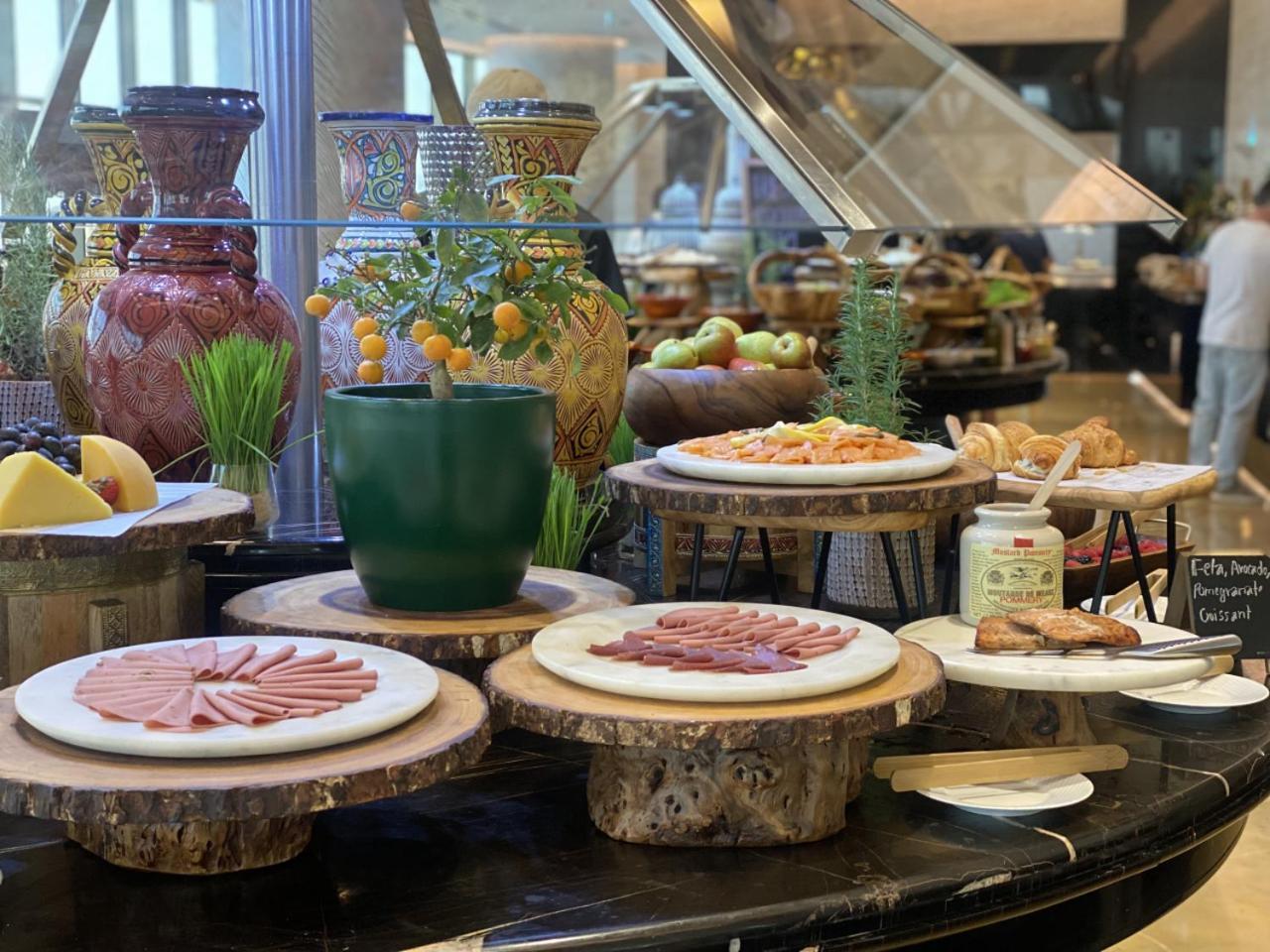Movenpick Hotel And Residences Ριάντ Εξωτερικό φωτογραφία A buffet at a hotel