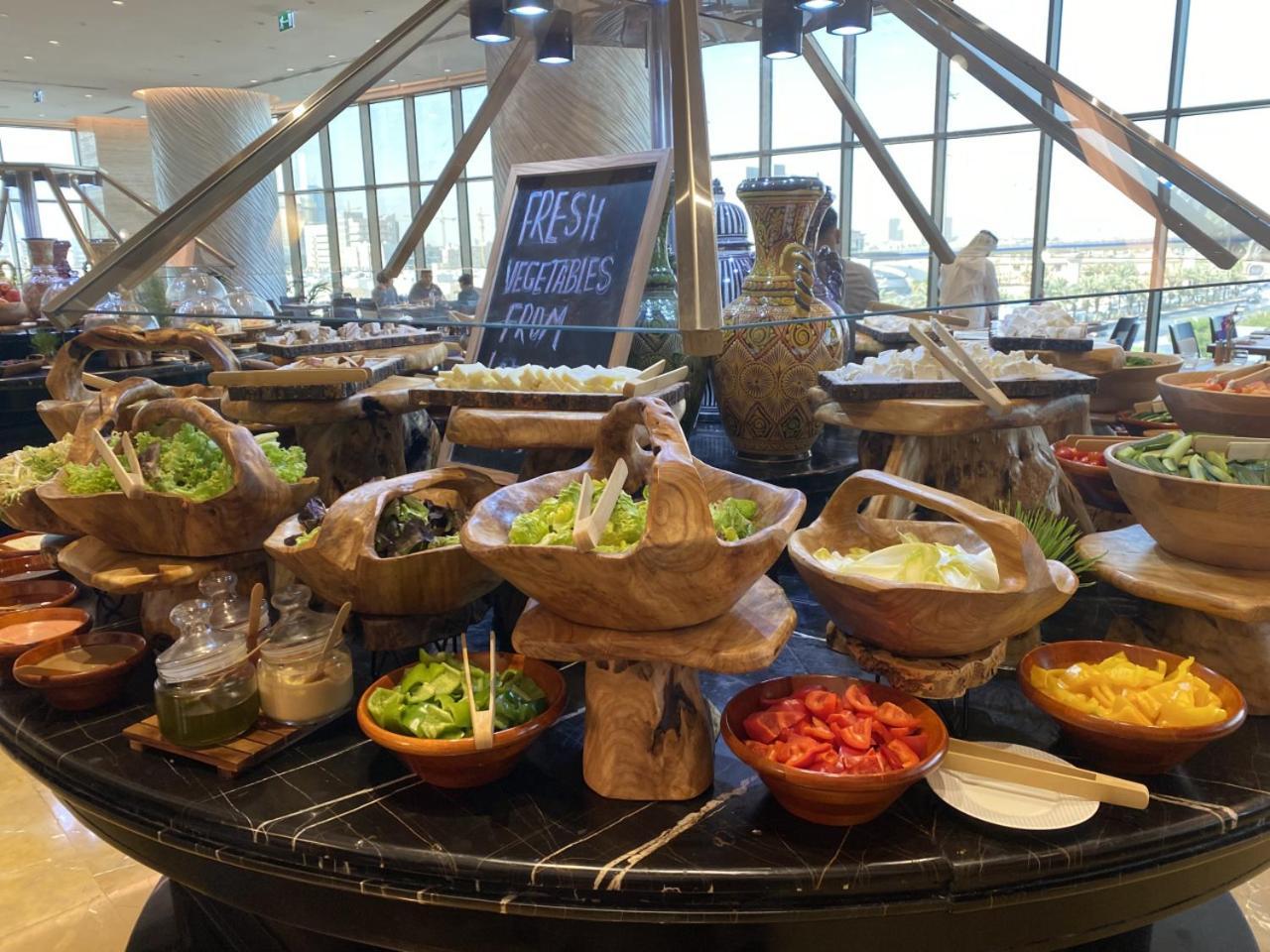 Movenpick Hotel And Residences Ριάντ Εξωτερικό φωτογραφία A salad bar at a hotel