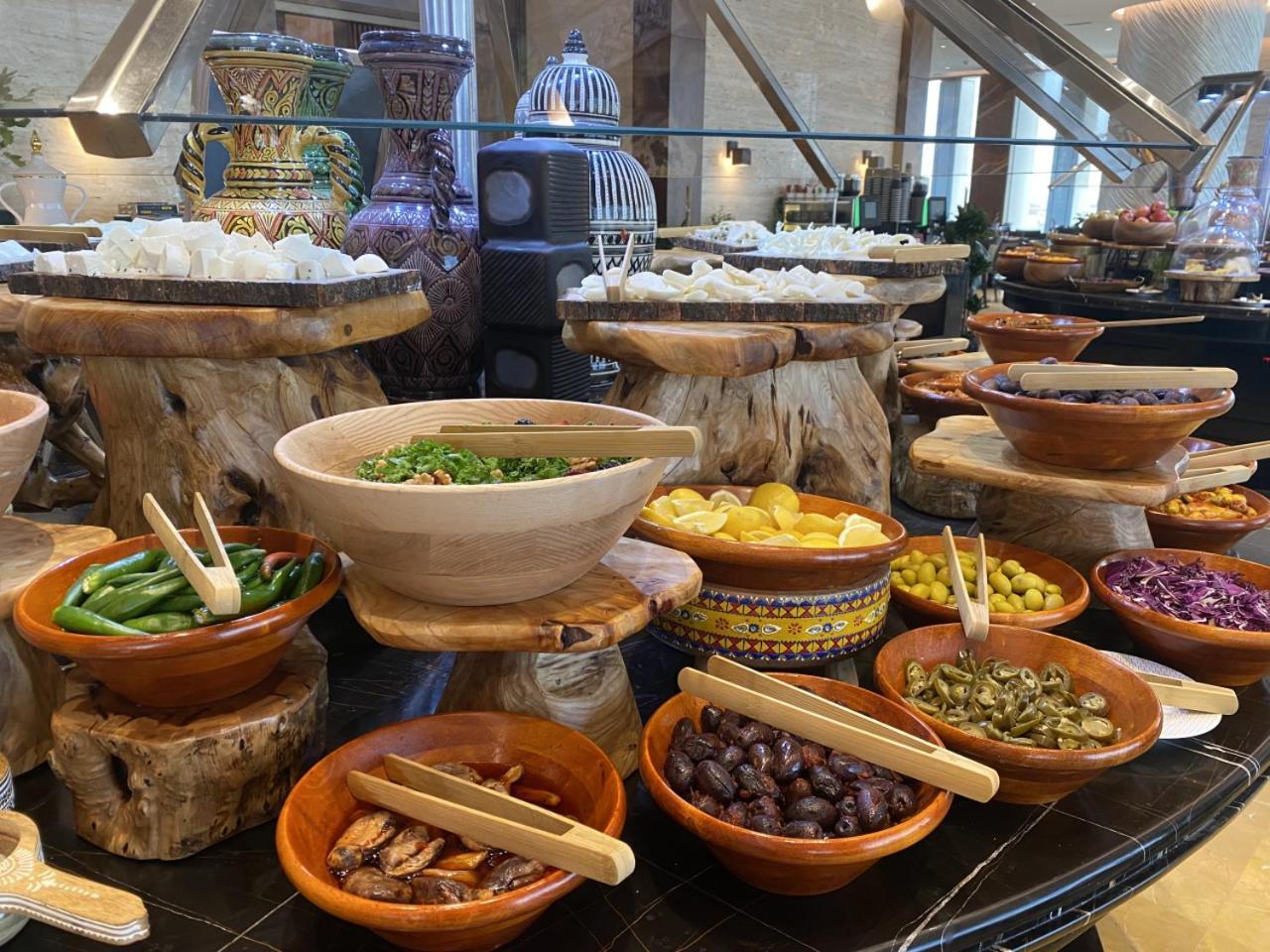 Movenpick Hotel And Residences Ριάντ Εξωτερικό φωτογραφία A selection of tapas at a buffet