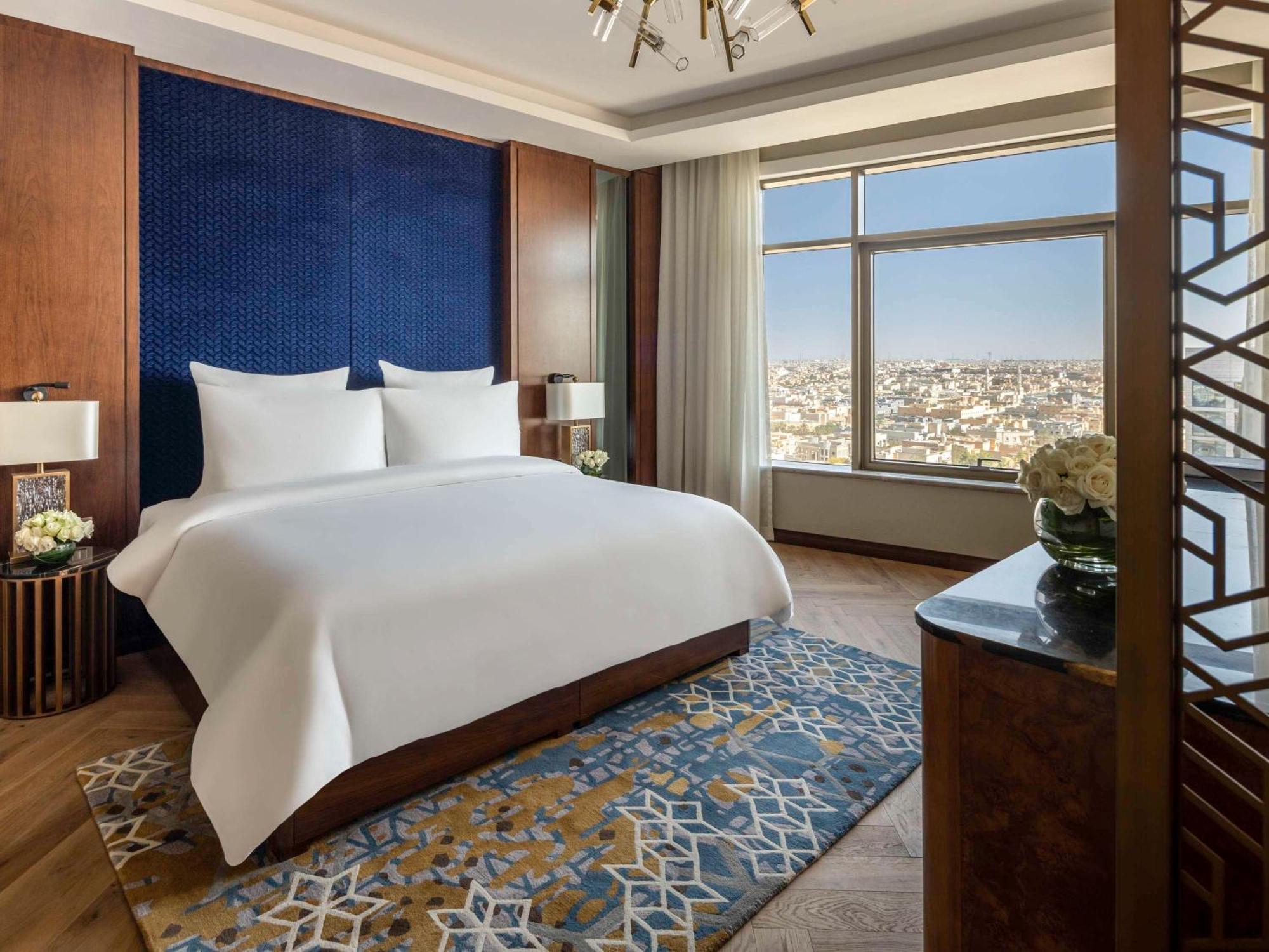 Movenpick Hotel And Residences Ριάντ Εξωτερικό φωτογραφία A bedroom at the Ritz-Carlton, Riyadh