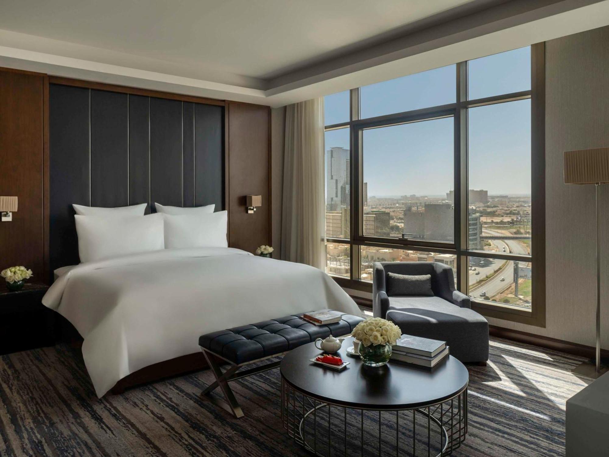 Movenpick Hotel And Residences Ριάντ Εξωτερικό φωτογραφία A bedroom at the Ritz-Carlton, Riyadh