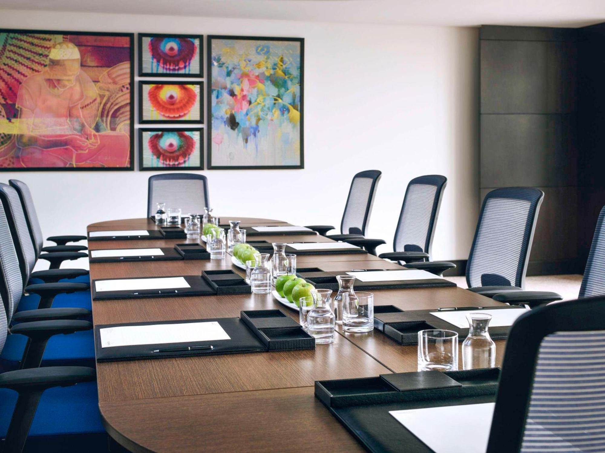 Movenpick Hotel And Residences Ριάντ Εξωτερικό φωτογραφία A boardroom at a hotel