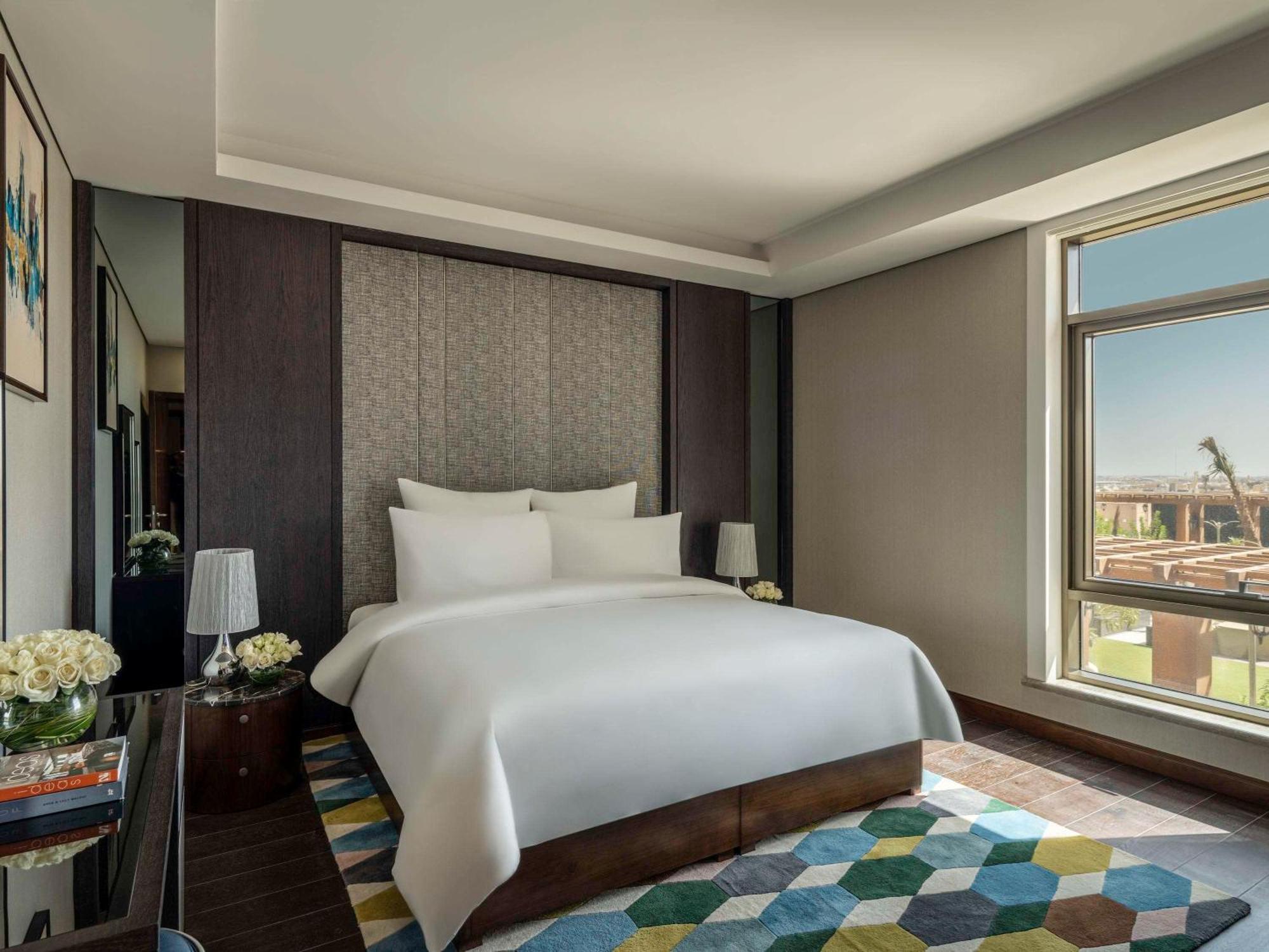 Movenpick Hotel And Residences Ριάντ Εξωτερικό φωτογραφία A bedroom at the hotel