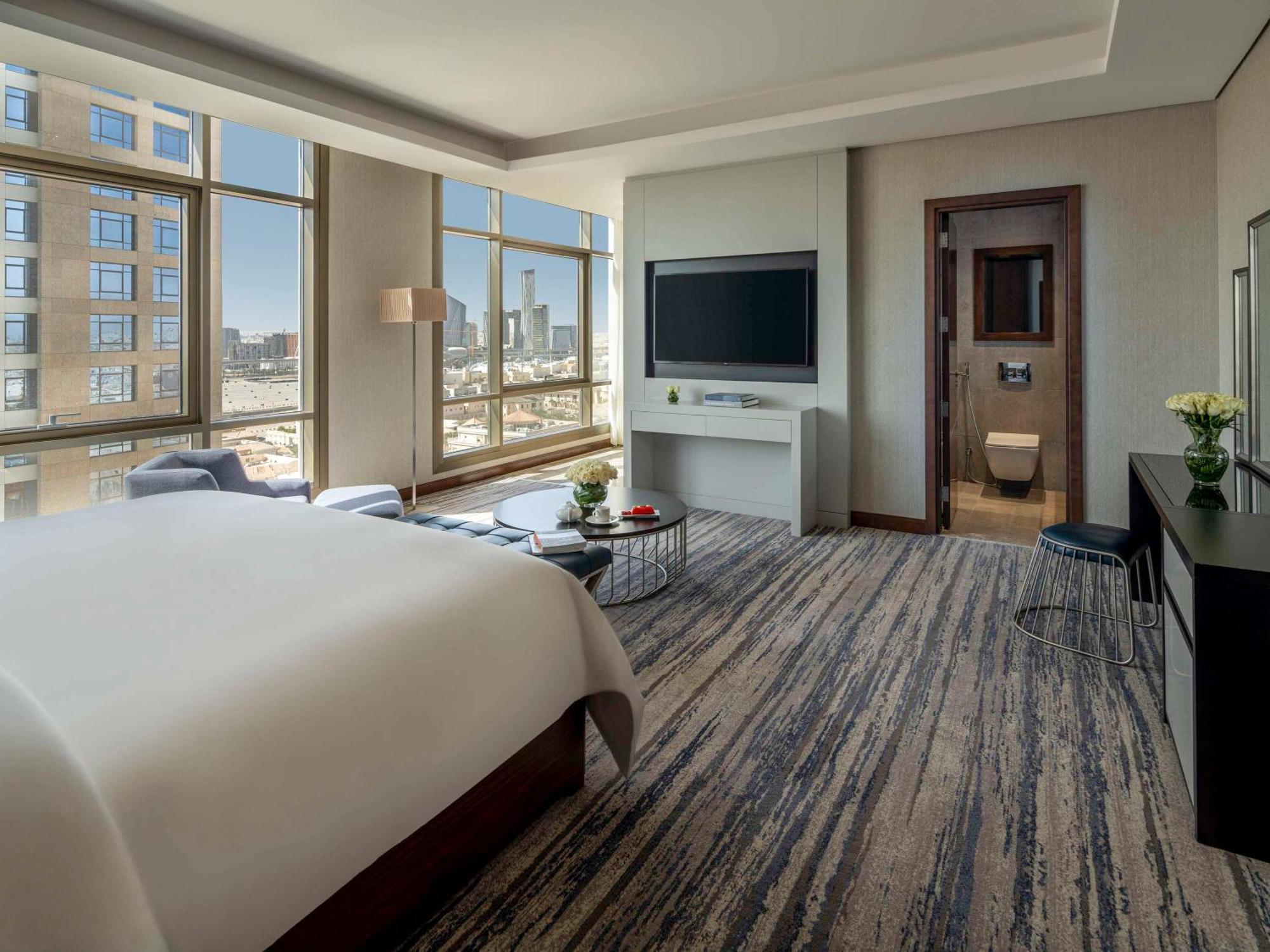 Movenpick Hotel And Residences Ριάντ Εξωτερικό φωτογραφία A bedroom at the hotel