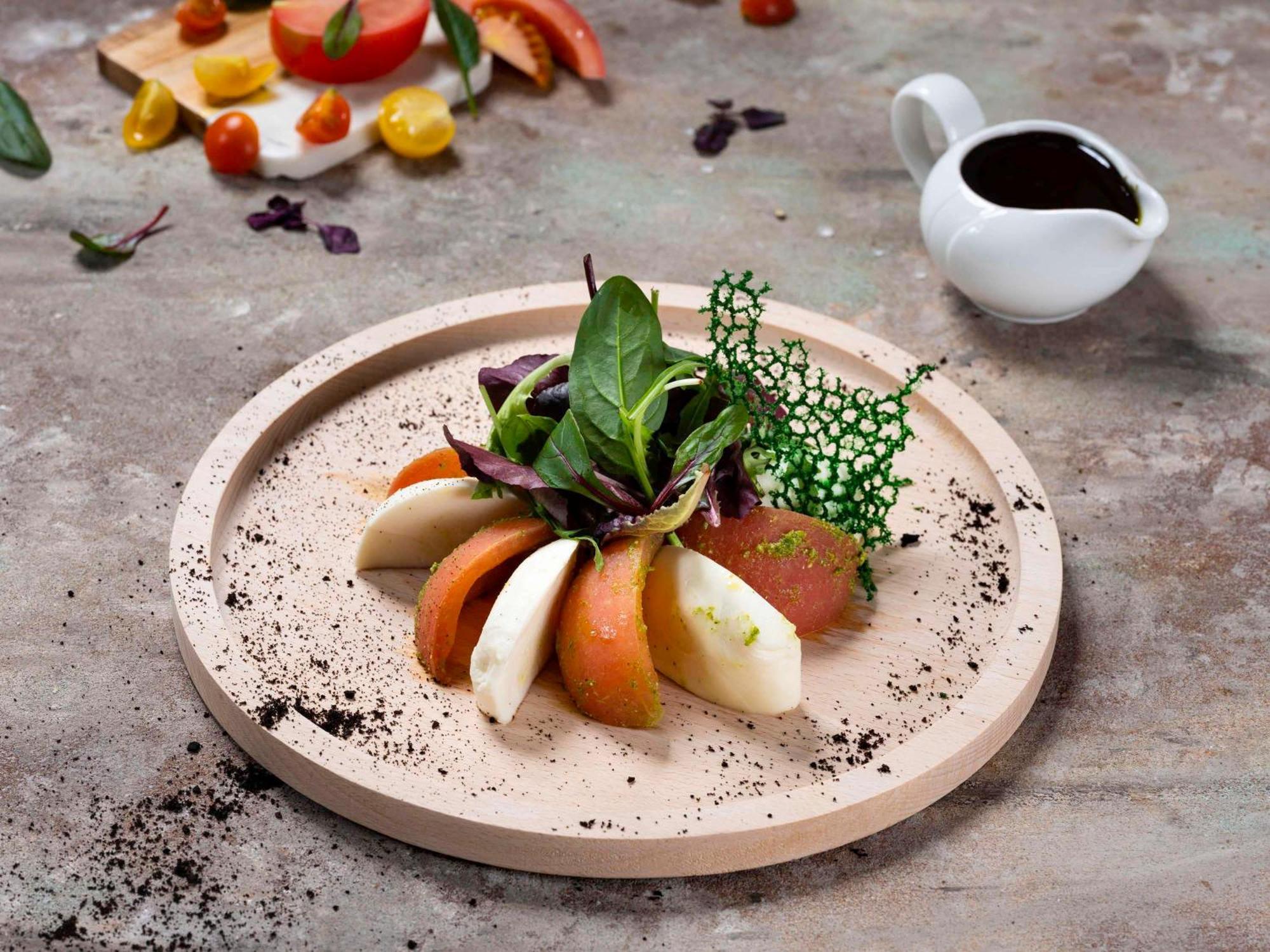 Movenpick Hotel And Residences Ριάντ Εξωτερικό φωτογραφία A salad with a balsamic dressing