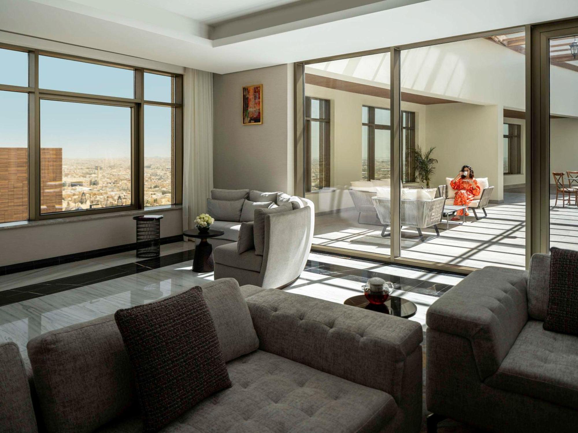 Movenpick Hotel And Residences Ριάντ Εξωτερικό φωτογραφία The interior of a suite at the Four Seasons Hotel, Amman