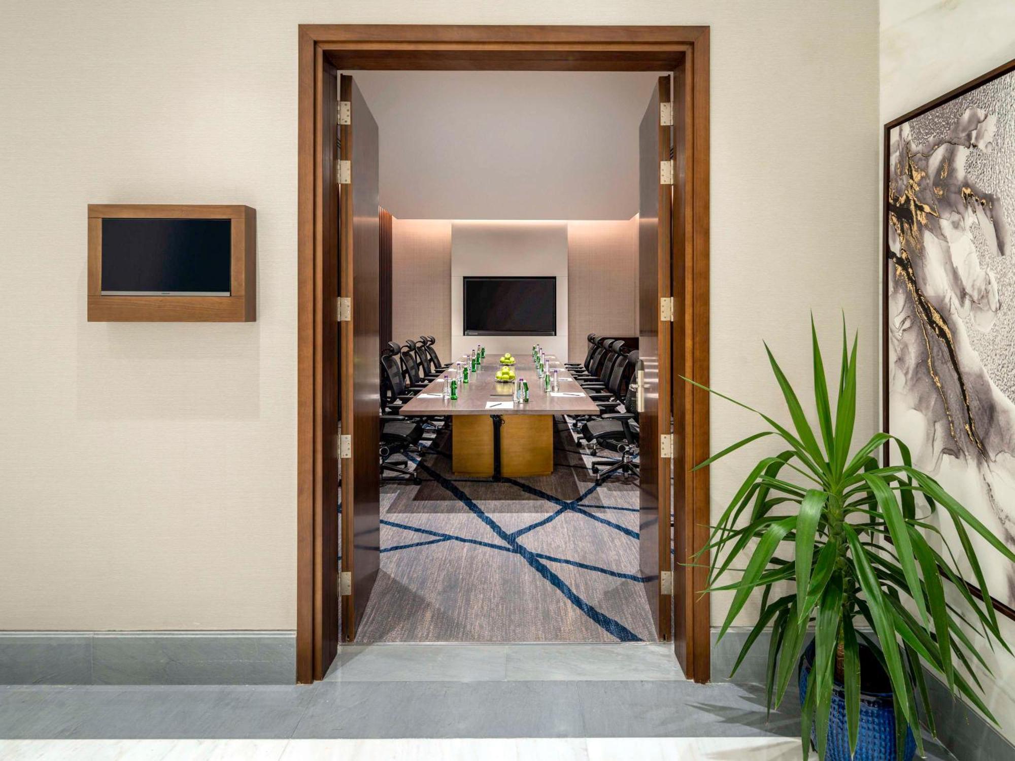 Movenpick Hotel And Residences Ριάντ Εξωτερικό φωτογραφία Meeting room at the hotel