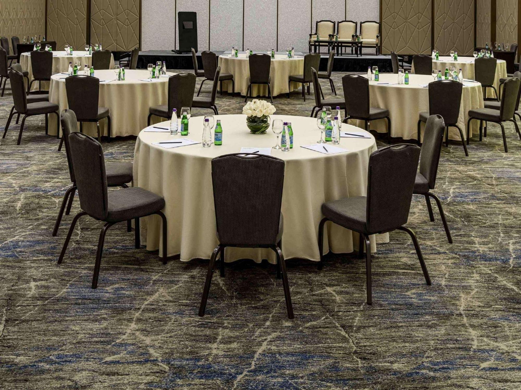 Movenpick Hotel And Residences Ριάντ Εξωτερικό φωτογραφία A round table set for a meeting