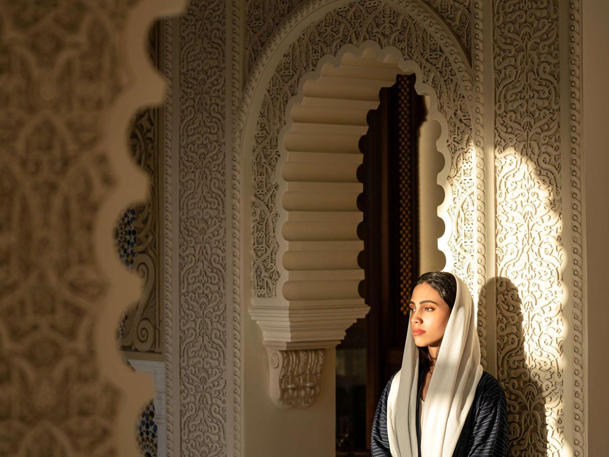 Movenpick Hotel And Residences Ριάντ Εξωτερικό φωτογραφία A Moroccan woman in traditional dress