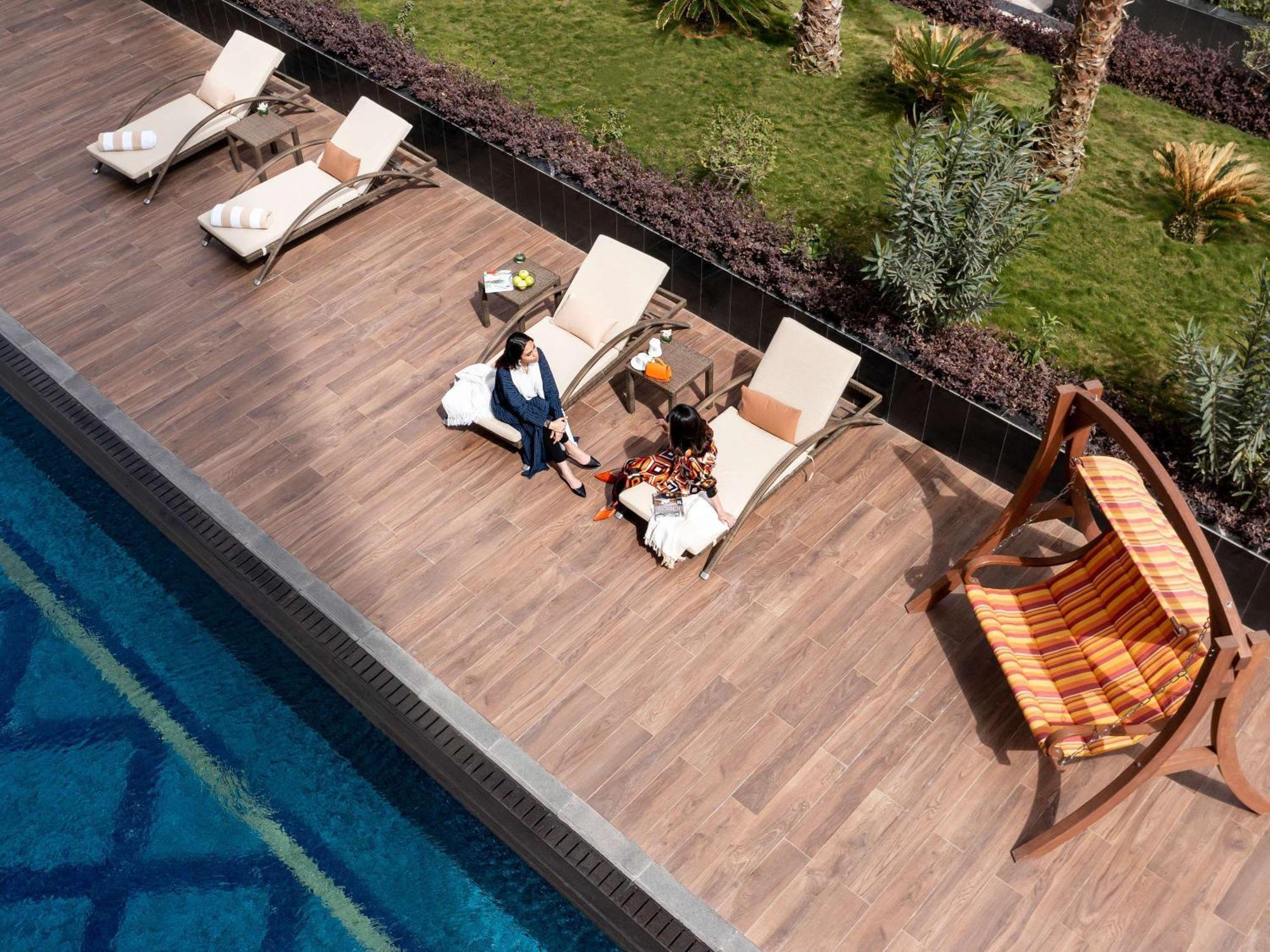Movenpick Hotel And Residences Ριάντ Εξωτερικό φωτογραφία The swimming pool at the hotel
